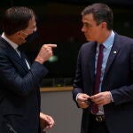 El primer ministro holandés, Mark Rutte, junto al presidente del Gobierno español, Pedro Sánchez, durante el segundo día de la cumbre europea