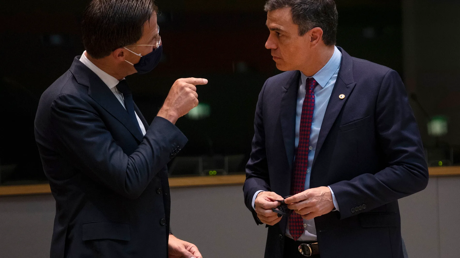 El primer ministro holandés, Mark Rutte, junto al presidente del Gobierno español, Pedro Sánchez, durante el segundo día de la cumbre europea
