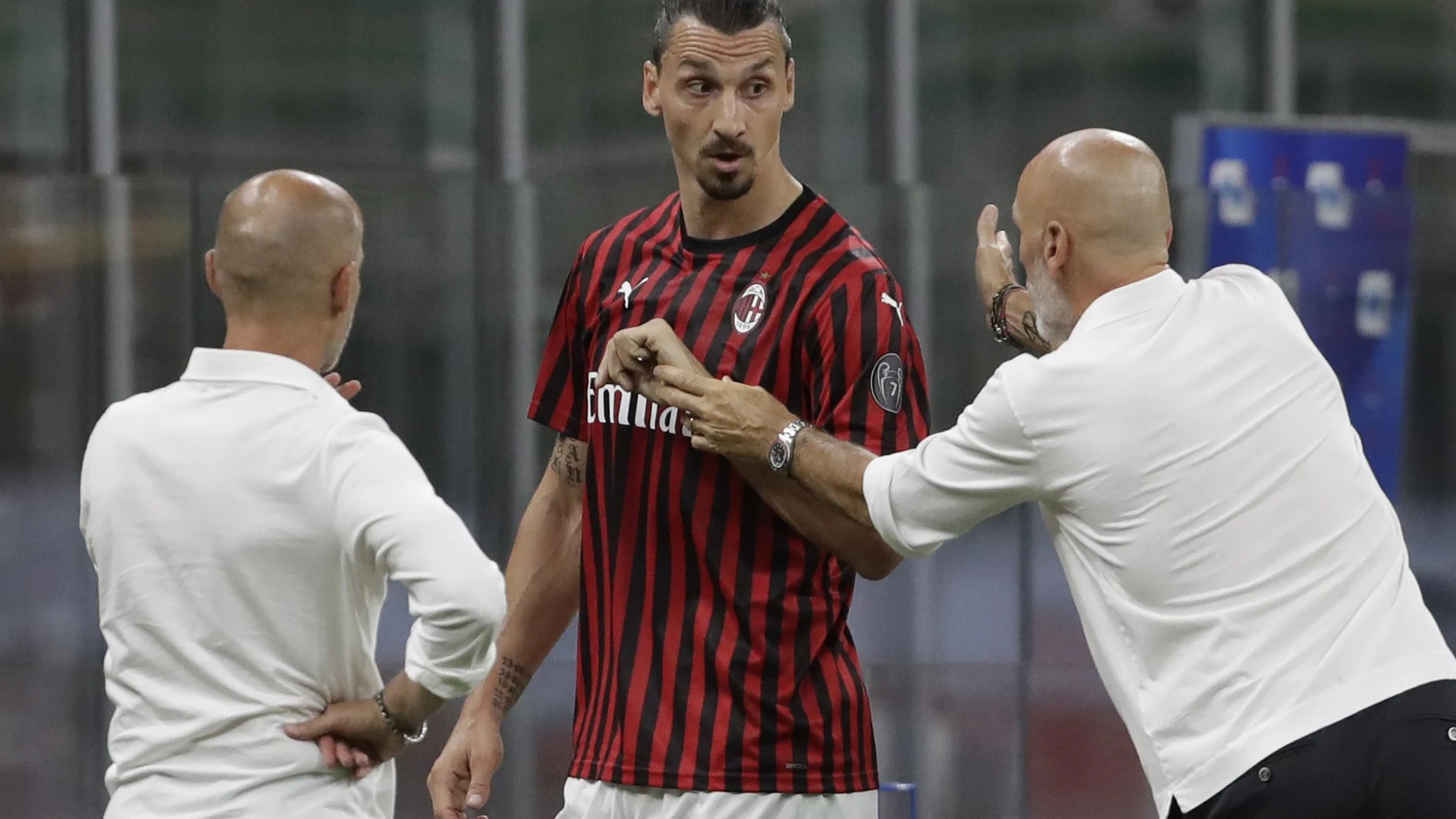 Ibrahimovic se enfrenta a su entrenador Stefano Pioli después de ser sustituido contra el Bolonia. (AP Photo/Luca Bruno)