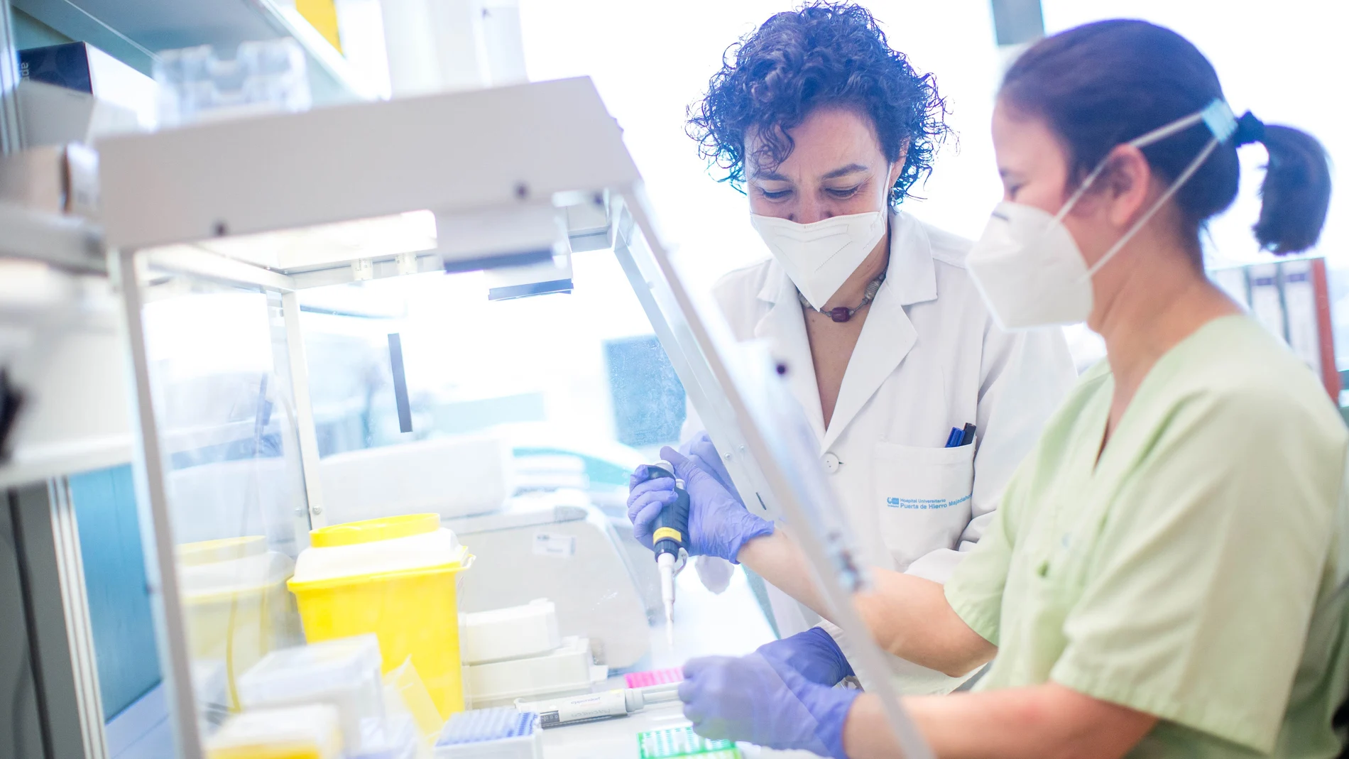 La doctora Carmen Mendoza y su equipo del Hospital Puerta de Hierro en Majadahonda (Madrid)