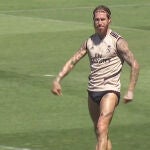 Sergio Ramos imita a Conor McGregor en un entrenamiento del Real Madrid.