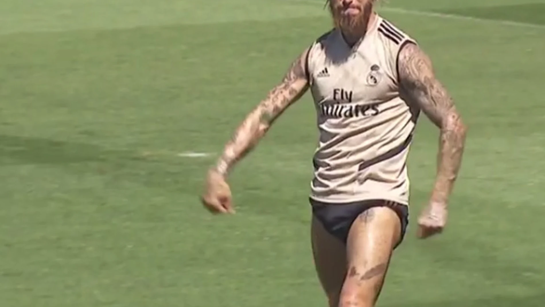 Sergio Ramos imita a Conor McGregor en un entrenamiento del Real Madrid.