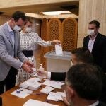 El "rais" Bachar al Asad y su mujer Asma depositan su voto a primera hora de hoy en un colegio electoral de Damasco