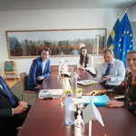 El primer ministro holandés, el canciller austriaco, la primera ministra finlandesa, la primera ministra danesa y el primer ministro sueco en una reunión de la cumbre