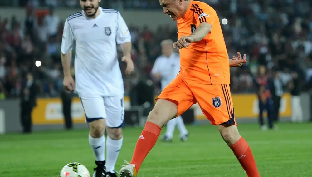 Erdogan marcó tres goles en el partido de inauguración del estadio del Istanbul Basaksehir.