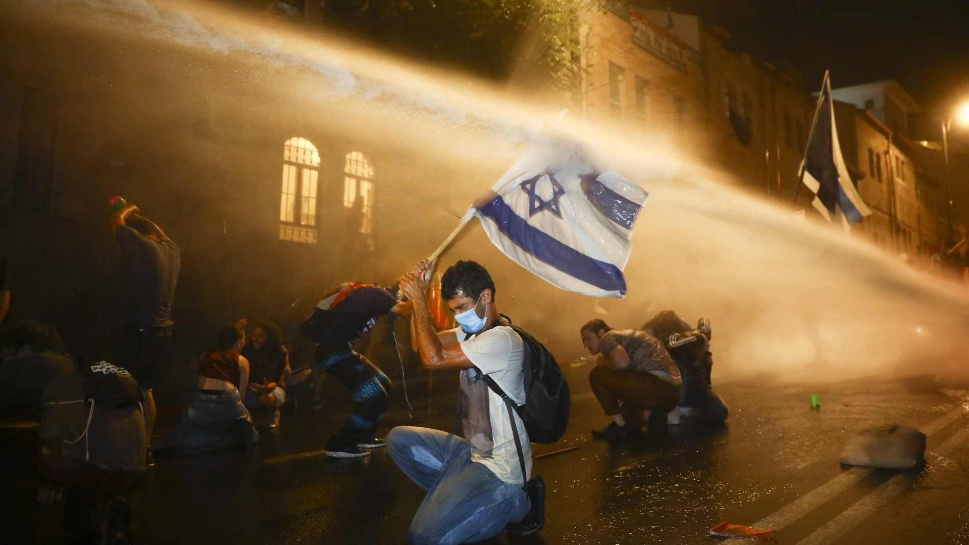 La policía israelí utiliza cañones de agua para dispersar la protesta contra el primer ministro israelí en la madrugada del sábado en plena propagación de coronavirus