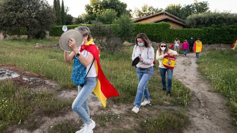 Cacerolada en los alrededores de la vivienda de Iglesias y Montero en Galapagar (Madrid) en mayo del pasado año