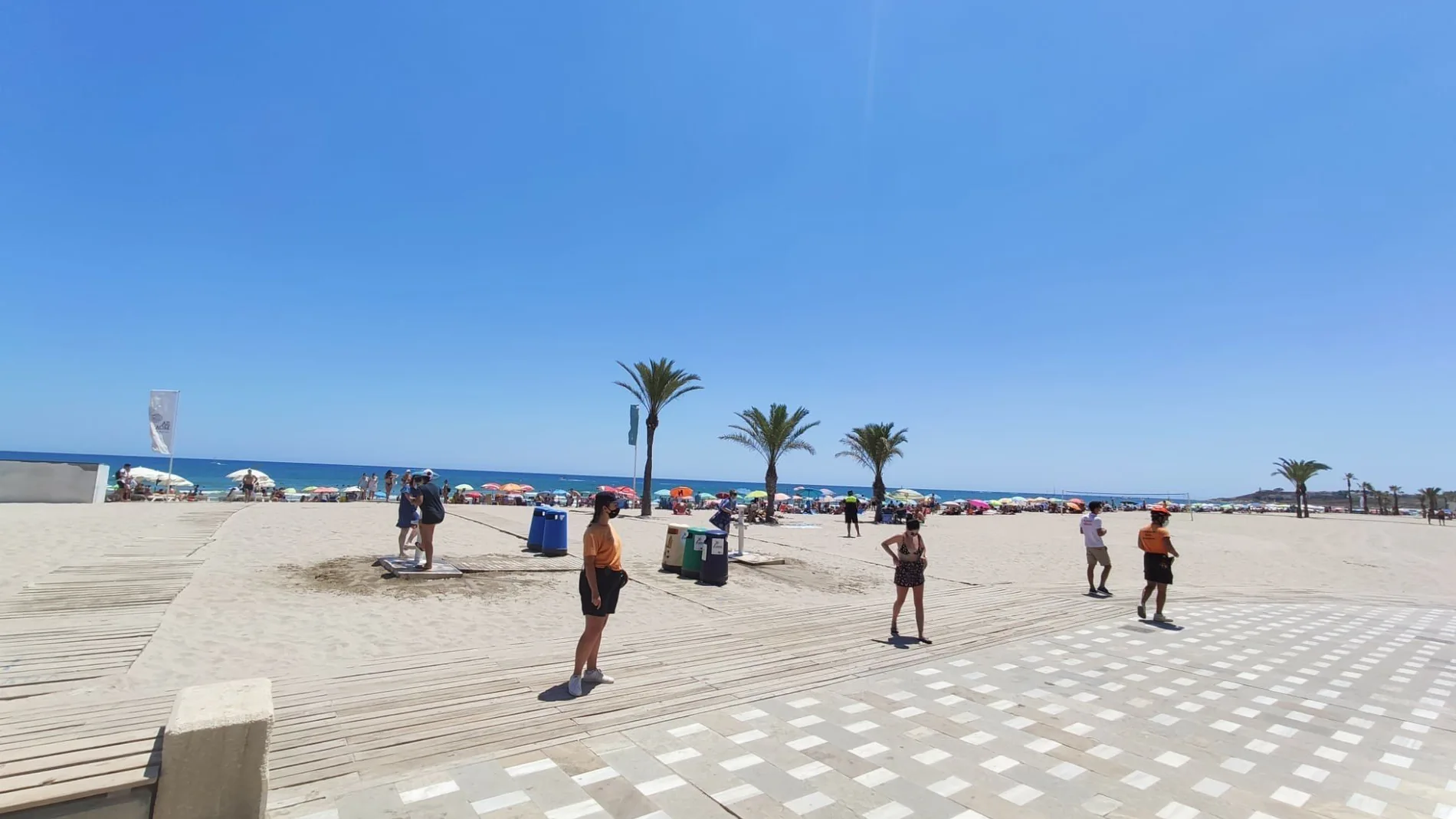 El Ayuntamiento de Alicante ha limitado el acceso de personas en un tramo de la playa de San Juan