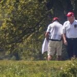 El presidente Trump practica este domingo golf en su campo de Sterling