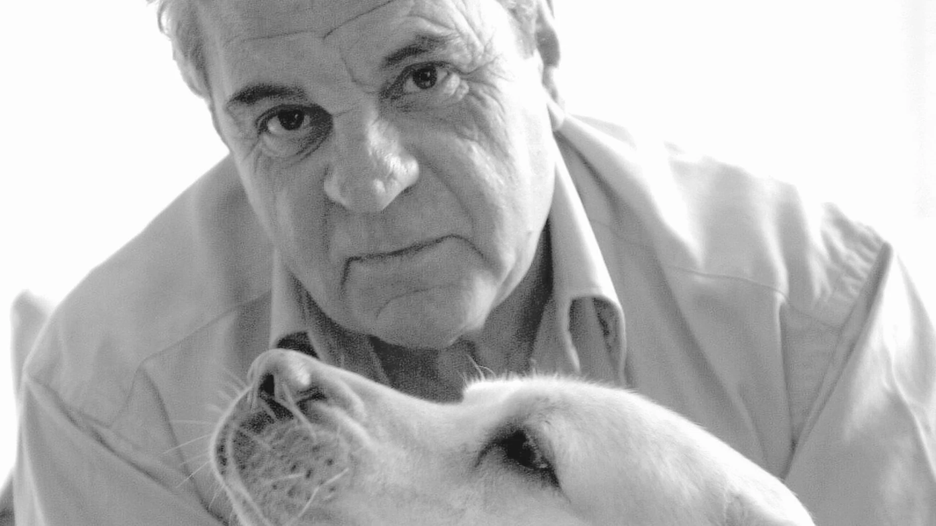 El escritor Juan Marsé, con su perro Simón, durante una entrevista que dio al publicar "Rabos de lagartija"