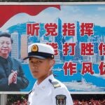 Un soldado chino delante de un cartel con la imagen del presidente Xi Jinping