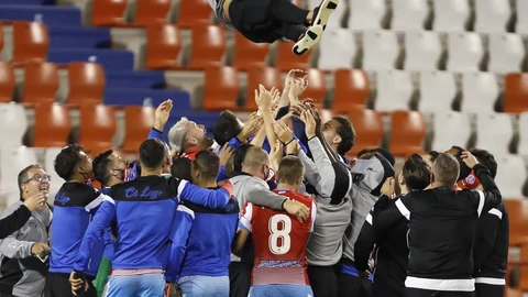 Los jugadores del Lugo mantean a su técnico, Juan Francisco García 'Juanfran', tras conseguir la permanencia del equipo lucense. EFE / Eliseo Trigo.