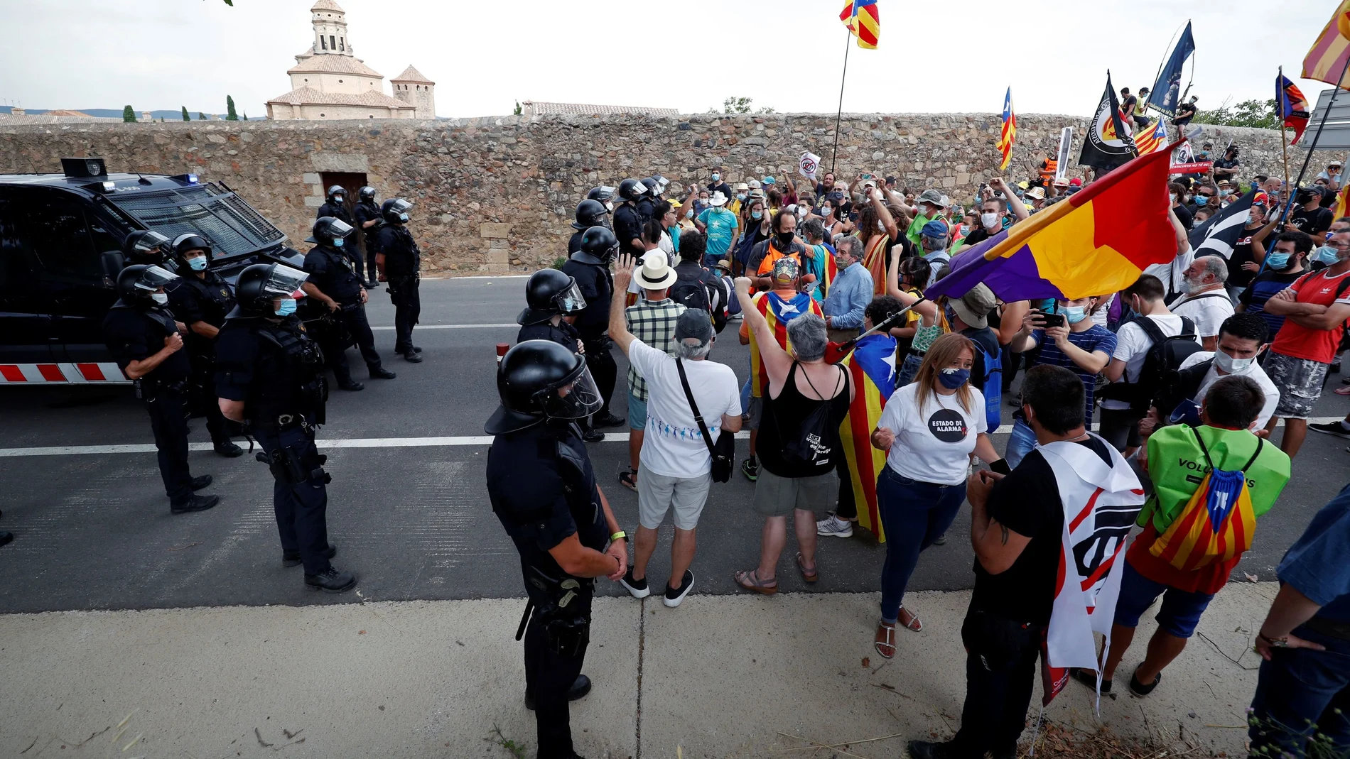Protesta de grupos independentistas justo en los aledaños del Monasterio de Poblet ante la visita de los Reyes.
