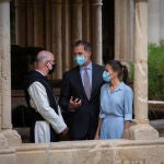 Los Reyes Felipe VI y Letizia charlan con el abad Octavi Vilà durante su visita al Monasterio de Santa María de Poblet, en Vimbodí i Poblet, Tarragona, Catalunya (España), a 20 de julio de 2002. La visita, que un primer momento incluía también la ciudad de Barcelona - aplazada a una visita posterior por las circunstancias sanitarias- se incluye en la gira que los Reyes están realizando por el país para apoyar la actividad económica, social y cultural de las regiones ante la situación provocada por el coronavirus. Catalunya es la undécima comunidad autónoma que visitan los monarcas desde que comenzaron la gira por España el pasado 23 de junio.20 JULIO 2020;REYES TOUR CORONAVIRUS;COVID-19David Zorrakino / Europa Press20/07/2020