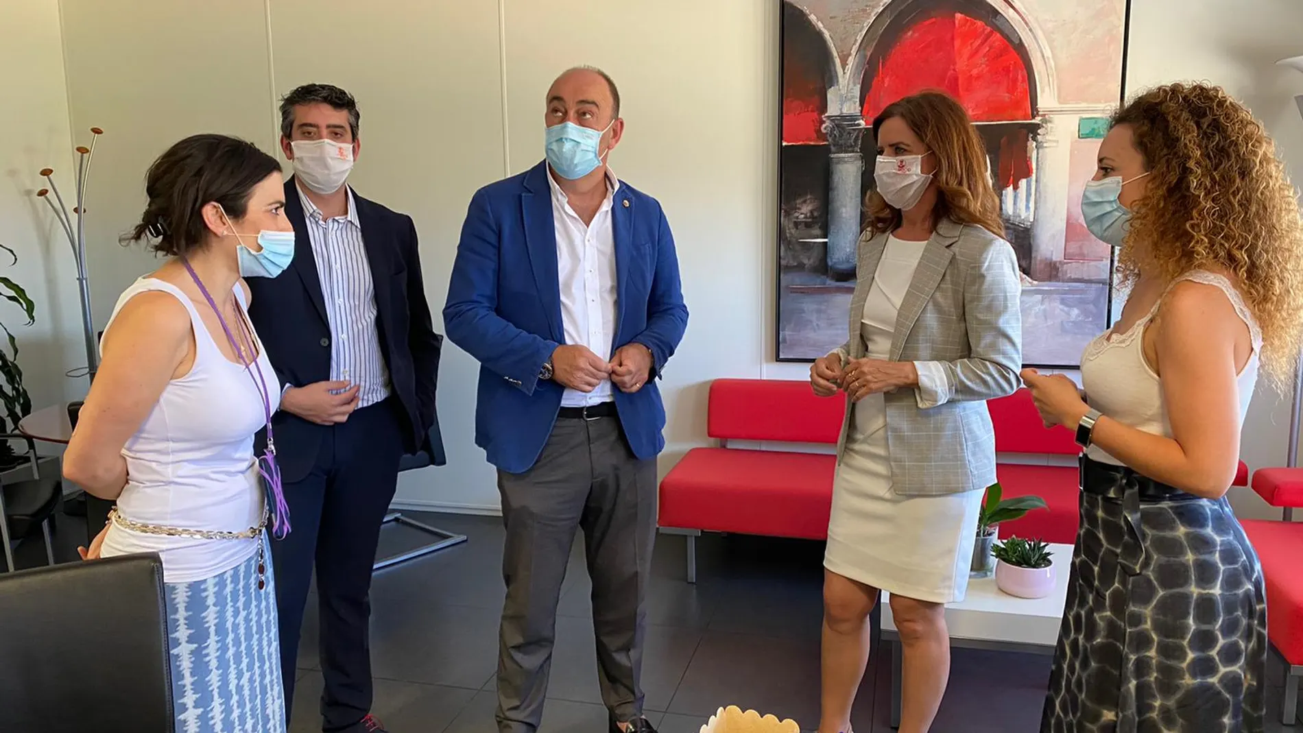 La consejera de Empleo, Carlota Amigo, visita al edificio del VICAM, donde la han recibido el presidente de la Diputación de Segovia, Miguel Ángel de Vicente y la diputada, Noemí Otero.