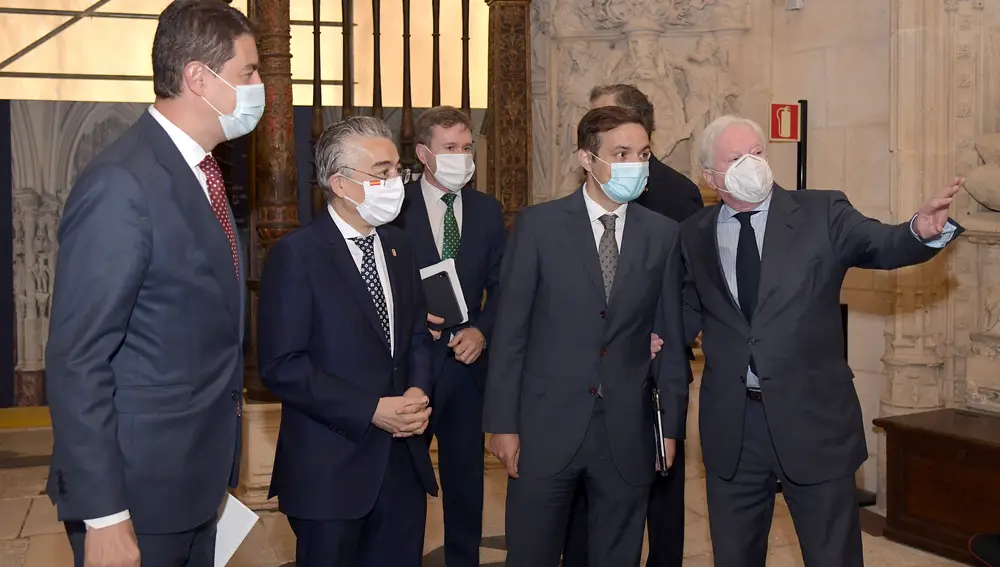 El vicepresidente de la Fundación VIII Centenario de la Catedral. Burgos 2021, Antonio Méndez Pozo (D), charla con el Consejero de Presidencia,Ángel Ibáñez (I), el viceconsejero de Cultura, Raúl Fernández Sobrino (2D), y el delegado de la Junta de CyL en Burgos, Roberto Sáiz (2I)