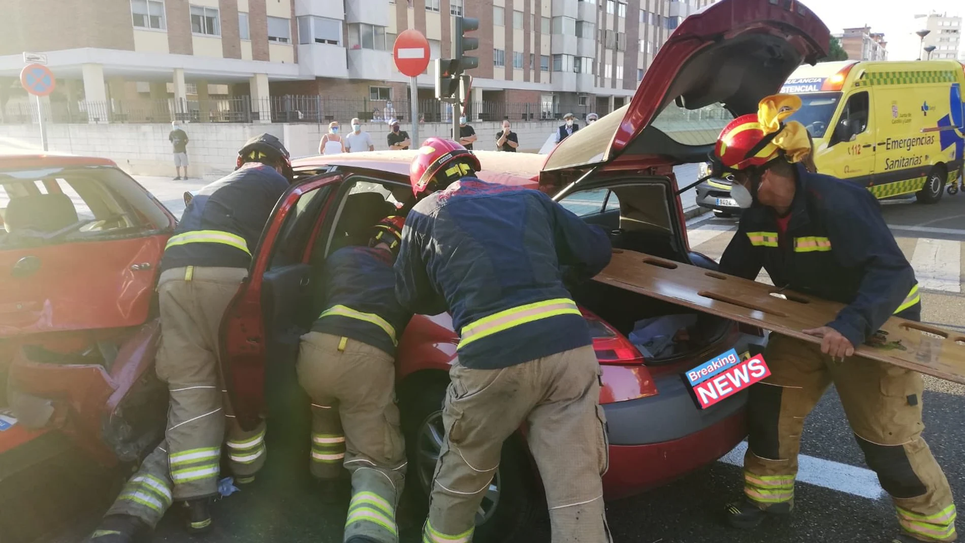 Los bomberos de Valladolid movilizan a una joven tras sufrir una colisión por alcance
