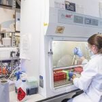 Una científica trabaja en una vacuna contra el coronavirus en las instalaciones del Grupo de Vacunas de Oxford