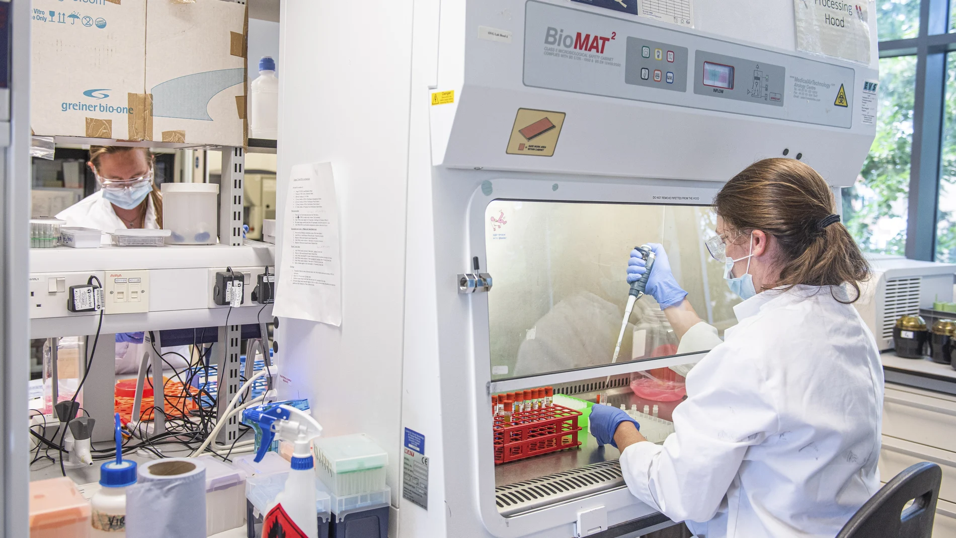 Una científica trabaja en una vacuna contra el coronavirus en las instalaciones del Grupo de Vacunas de Oxford