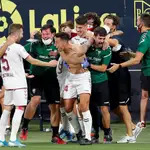 Los jugadores del Albacete celebran la permanencia con Maikel Mesa, el autor del gol, sin camiseta