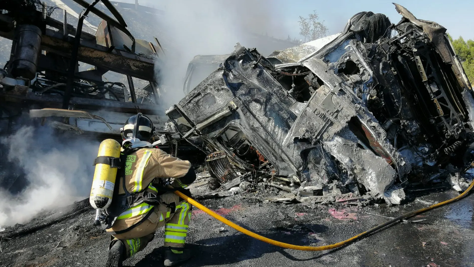 Fallece el conductor de un camión tras quedar atrapado en su interior e incendiarse tras un accidente