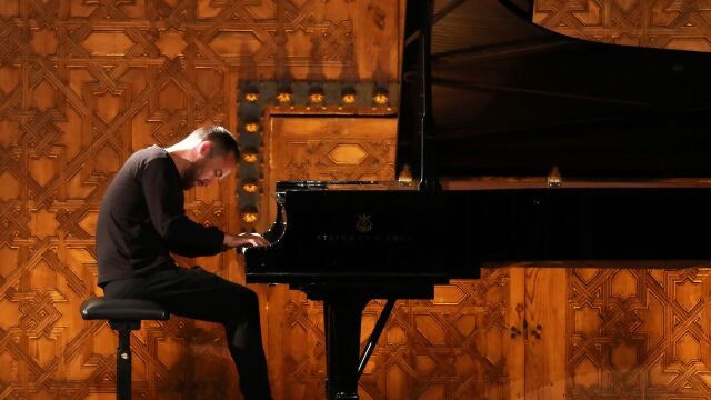 El gran pianista ruso, Igor Levit, durante el concierto que ha ofrecido esta noche en el Patio de los Arrayanes de la Alhambra, incluido en el Festival Internacional de Música y Danza de Granada.