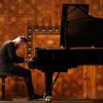 El gran pianista ruso, Igor Levit, durante el concierto que ha ofrecido esta noche en el Patio de los Arrayanes de la Alhambra, incluido en el Festival Internacional de Música y Danza de Granada.