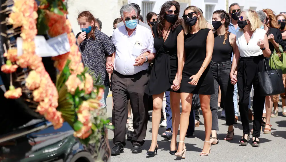 Paz Padilla y Anna Ferrer, junto a la hija de Juan Vidal, se dirigen al cementerio tras la celebración del funeral, en Zahara de los Atunes (España), a 20 de julio de 2020.20 JULIO 2020Leandro Wassaul / Europa Press20/07/2020