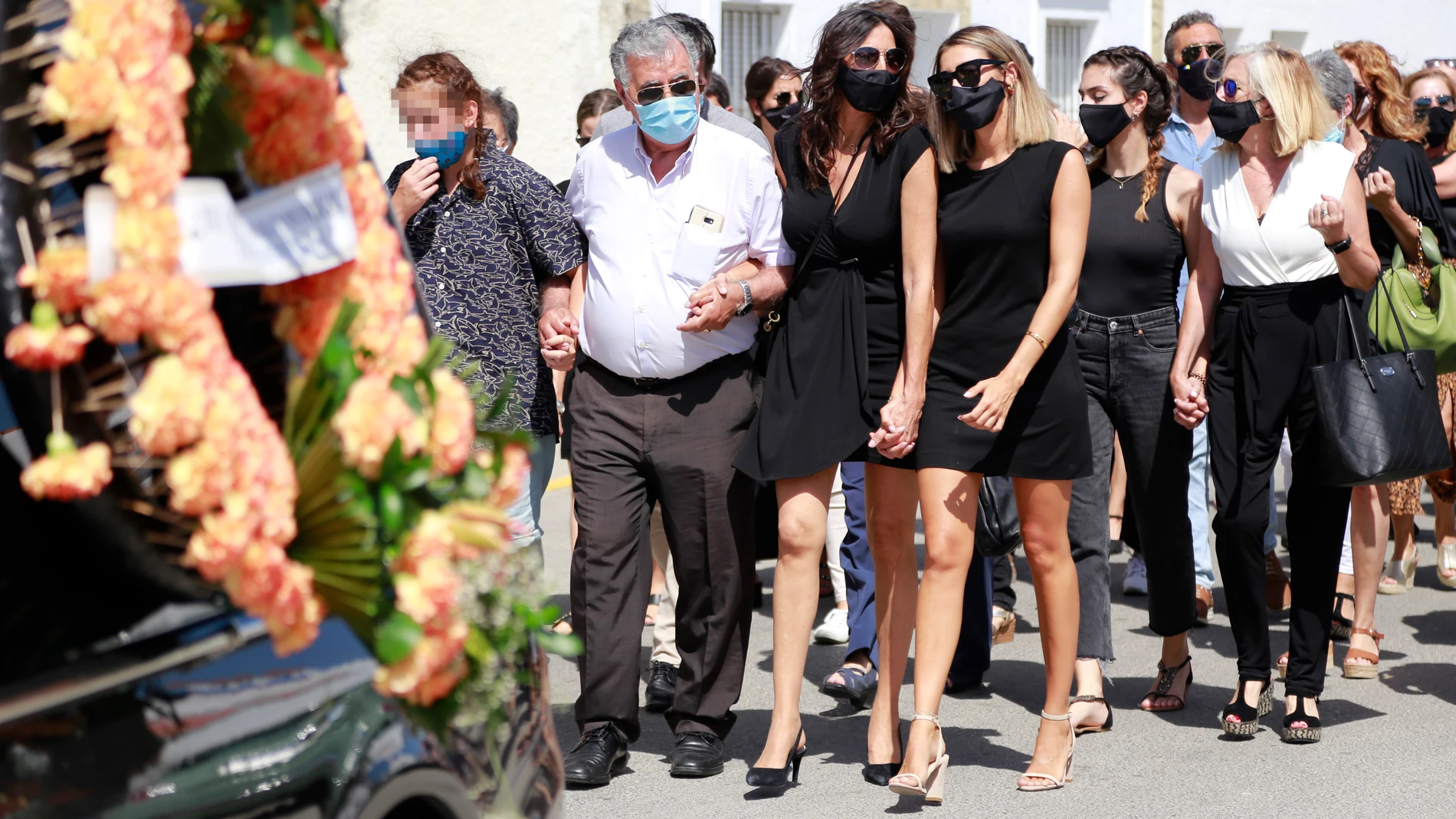 Paz Padilla y Anna Ferrer, junto a la hija de Juan Vidal, se dirigen al cementerio tras la celebración del funeral, en Zahara de los Atunes (España), a 20 de julio de 2020.20 JULIO 2020Leandro Wassaul / Europa Press20/07/2020