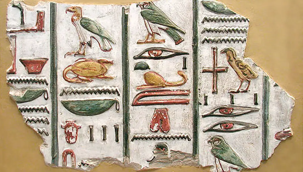 En la imagen vemos un fragmento de escritura jeroglífica proveniente de la tumba de Seti I (Dinastía XIX, siglo XIII a.C.)