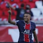 Kylian Mbappé celebra un gol en el amistoso contra el PSG. (AP Photo/Francois Mori)
