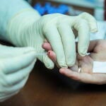 Imagen de archivo de un sanitario realizando un test rápido a una mujer