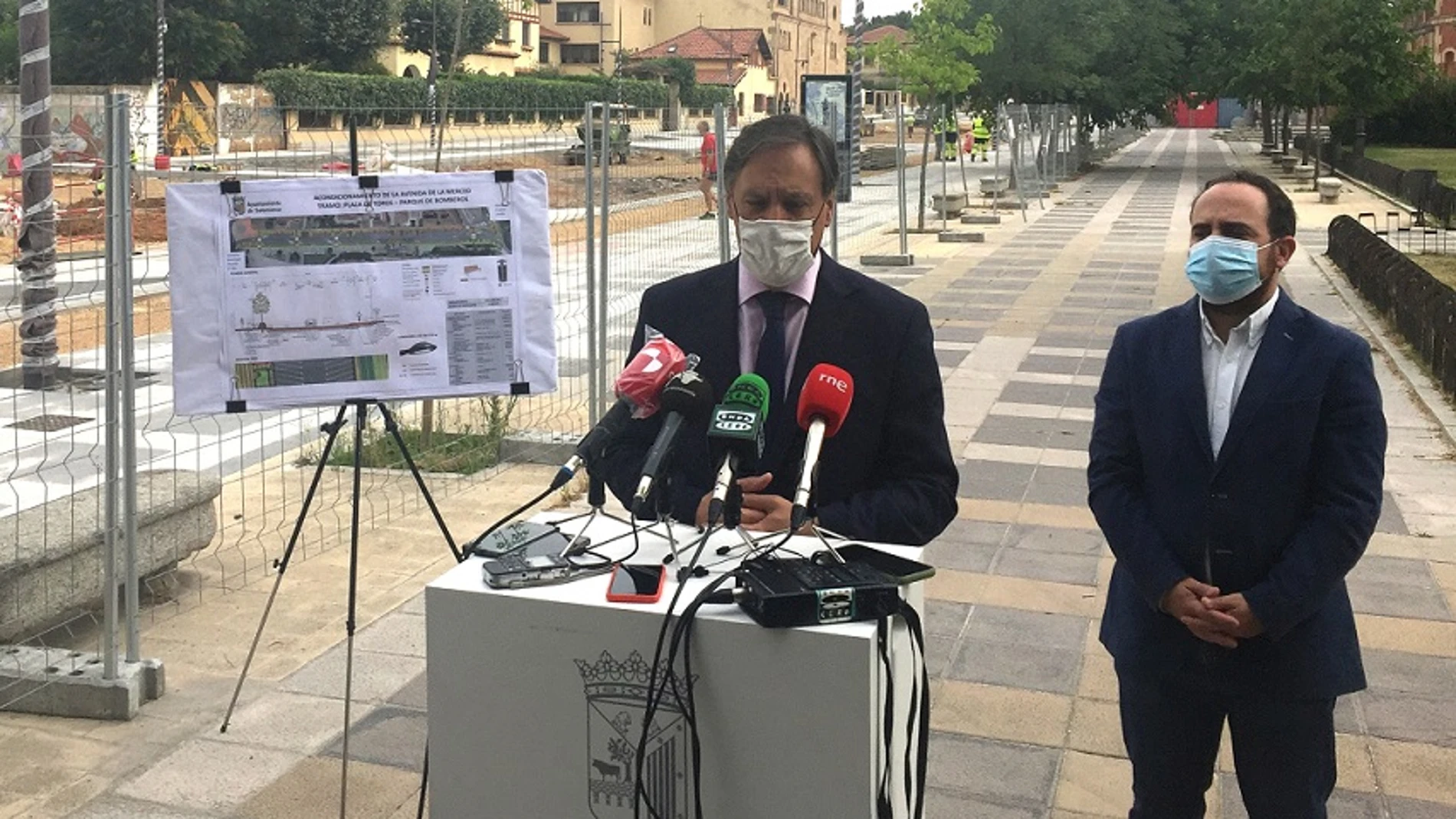 El alcalde de Salamanca, Carlos García Carbayo, presenta la modernización de la Avenida de la Merced con mejores servicios urbanos, más accesibilidad y un carril bici