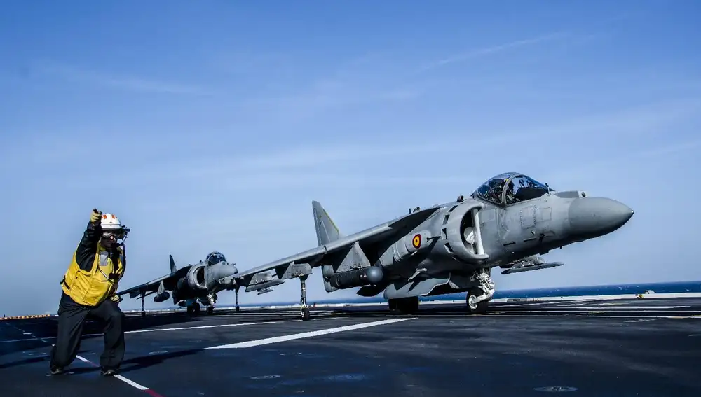 Caza de combate Harrier en la cubierta del LHD Juan Carlos I