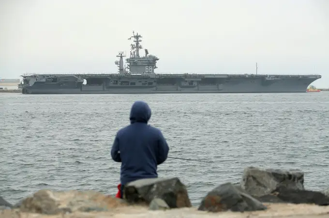 Irán dispara un misil al falso portaaviones estadounidense USS Nimitz