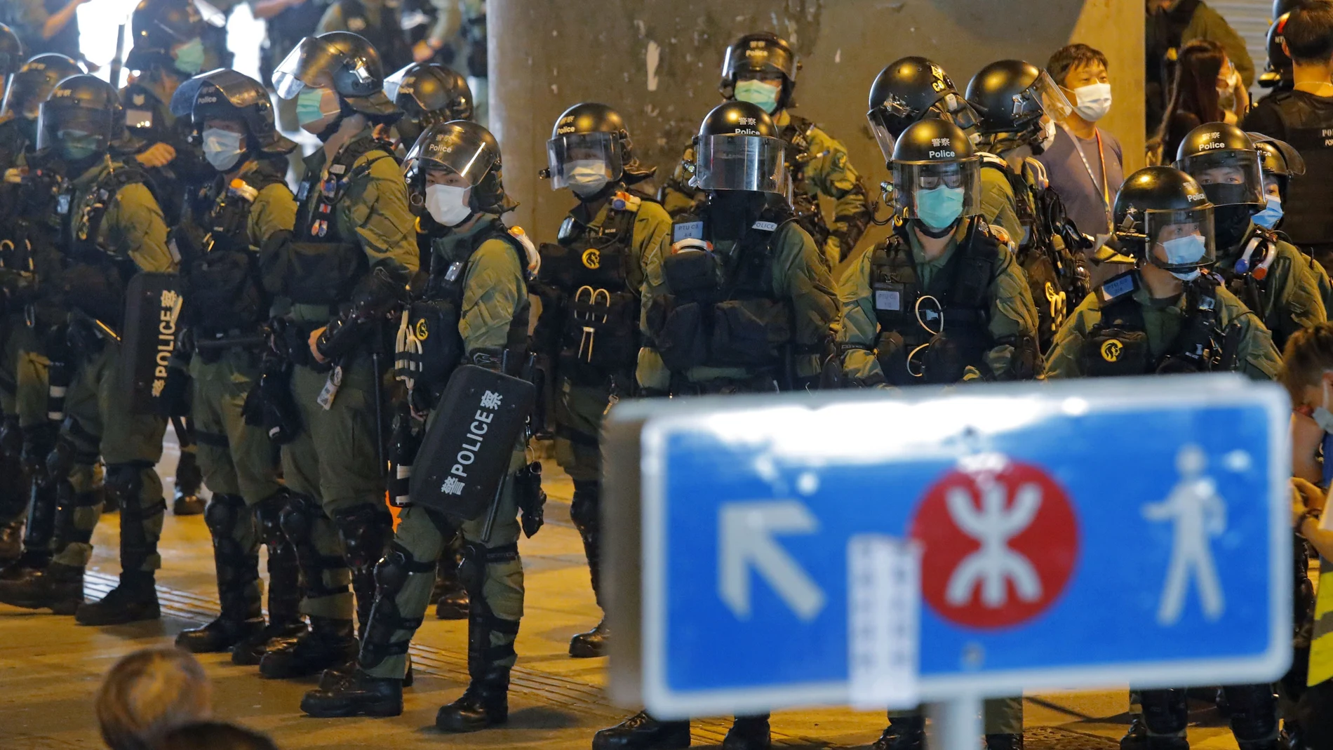 Policía antidisturbios en Hong Kong por el aniversario del asalto al metro de la ciudad autónoma china en medio de la escalada de tensión