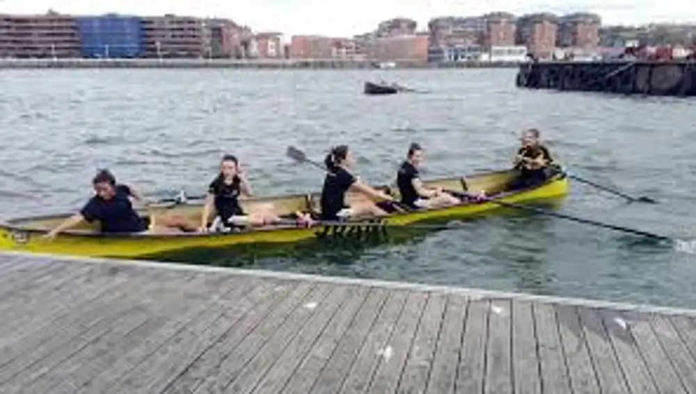 Imagen de traineras en la Ría de Bilbao