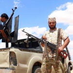 Combatientes leales al gobierno libio reconocido por la ONU en la región de Abu Qurain, a mitad de camino entre Trípoli y Bengansi