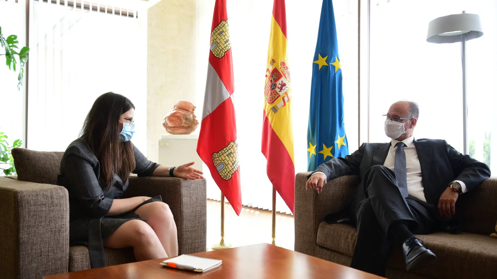 Luis Fuentes durante su encuentro con la vicepresidenta segunda de la Diputación de Valladolid, Gema Gómez