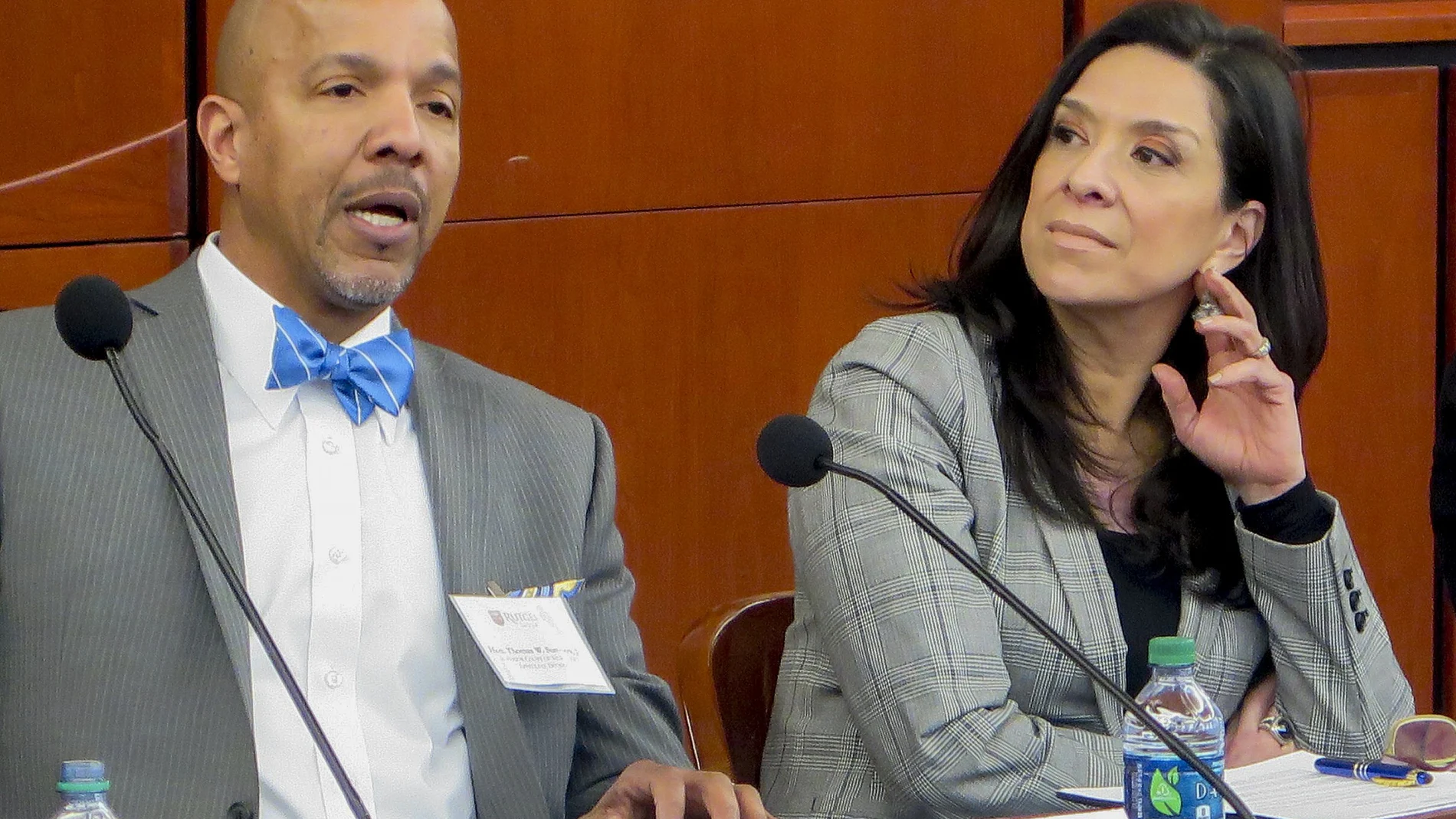 Imagen de la jueza de distrito Esther Salas, right, durante una conferencia en la Universidad de Derecho de Rutgers en Newark