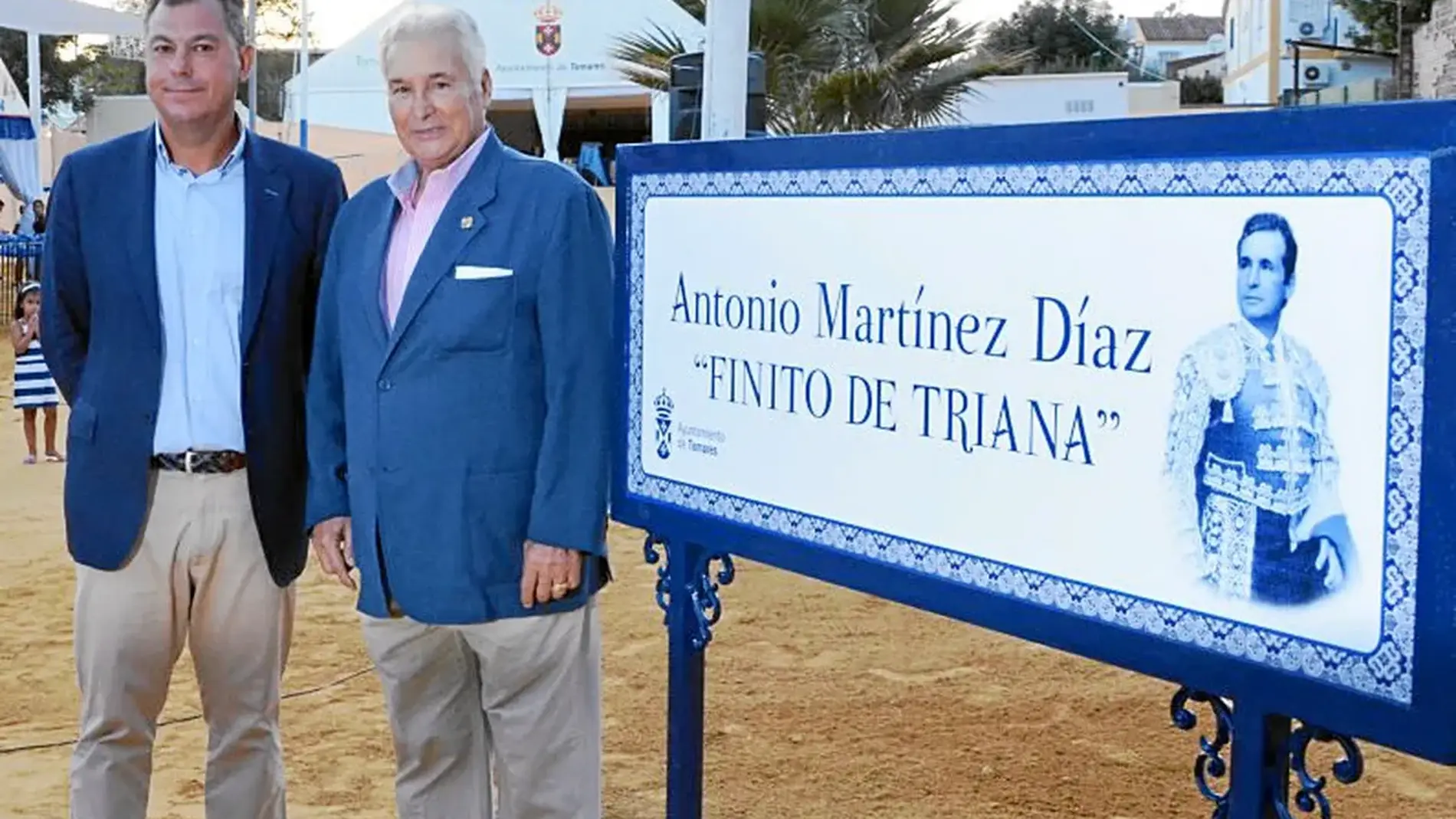 El alcalde de Tomares, José Luis Sanz, y Antonio Martínez, "Finito de Triana", junto a su calle en el recinto ferial de la localidad sevillana