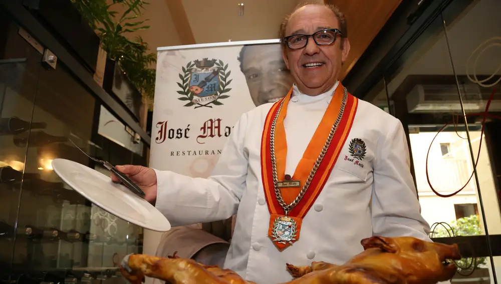José María se dispone a cortar cochinillo en su restaurante de Segovia