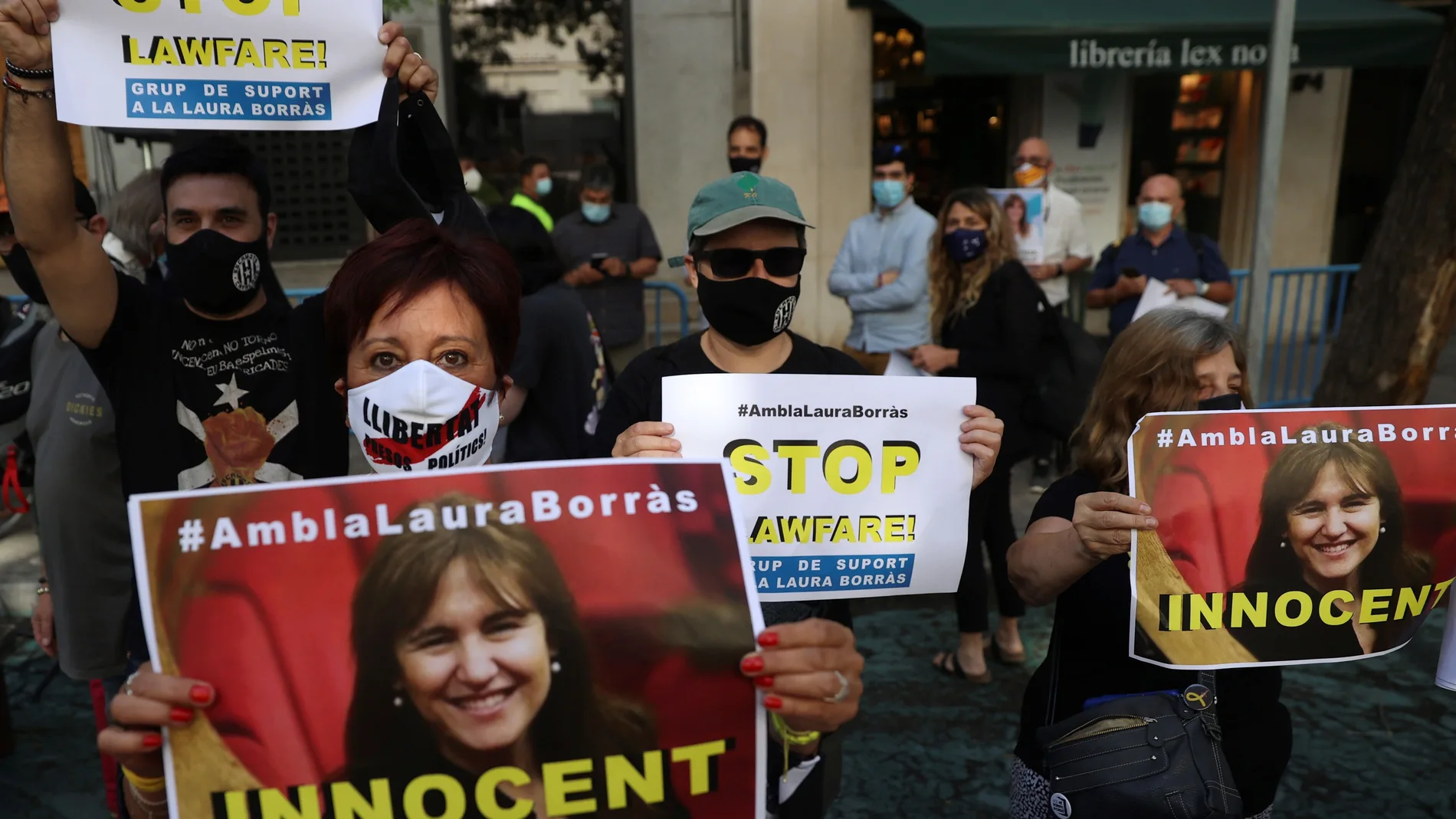 Laura Borrás, que estuvo arropada por diputadas de JxCat, ERC y Bildu, reiteró una vez que no piensa renunciar a su escaño en el Congreso, y arremetió contra la investigación que llevó a cabo la jueza de Barcelona