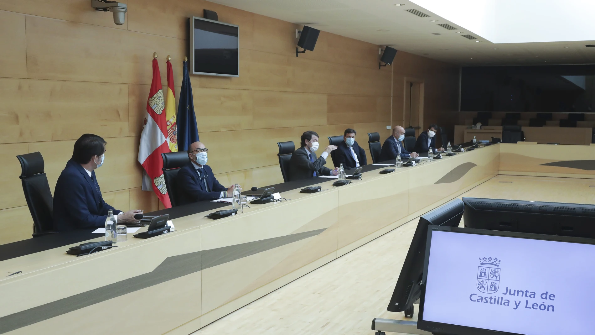 El presidente de la Junta, Alfonso Fernández Mañueco, junto con miembros de su Gobierno regional en la reunión con representantes del sector taurino