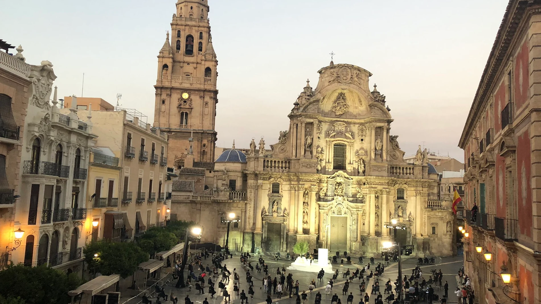 La plaza del Cardenal Belluga de Murcia, en el acto homenaje a las víctimas de Covid-19 en la Región