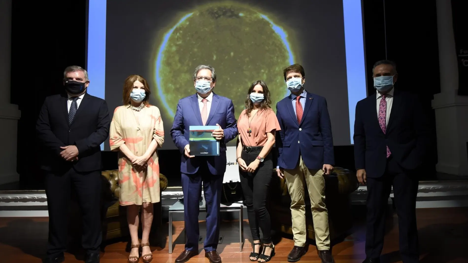 El presidente de la Fundación Cajasol, Antonio Pulido, en el centro de la imagen, este miércoles durante la presentación de la memoria de actividades de 2019