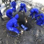 Funcionarios públicos vestidos con mono para evitar el contagio entierran a un fallecido por coronavirus en el cementerio de Cochabamba
