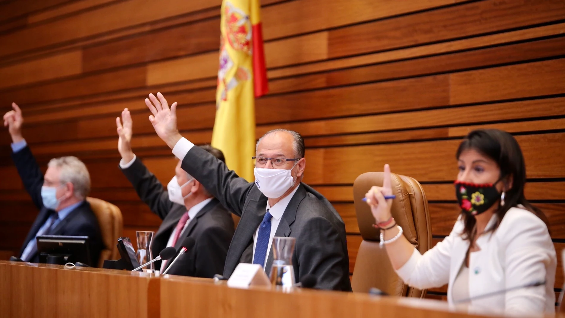 El presidente de las Cortes, Luis Fuentes, vota durante el Pleno