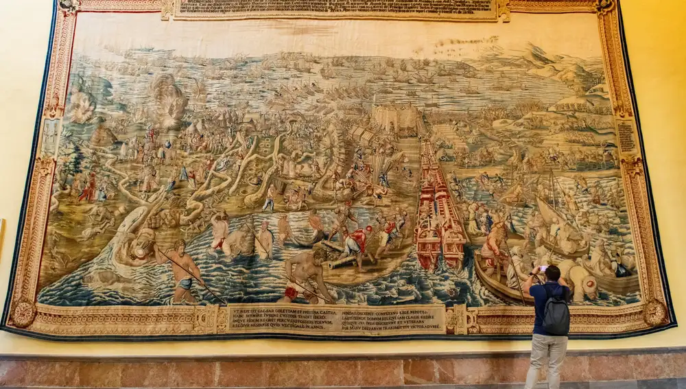 Cada uno de los seis tapices mide cinco metros de altura por once o doce metros de longitud y cubren casi por completo las paredes de esta estancia.