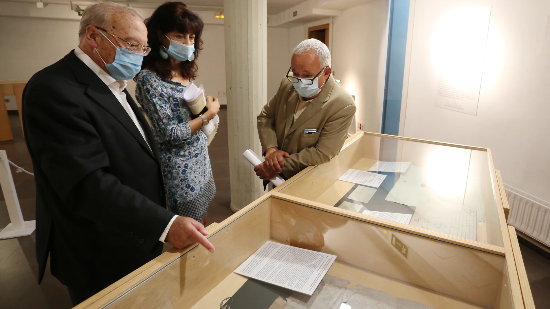 La concejala de Cultura, Ana Redondo, y los comisarios de la exposición, Gonzalo Santonja, durante la inauguración de la muestra "Los orígenes del español II. De Valpuesta a Cardeña"